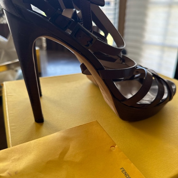 💯 Authentic Fendi brown leather heels!!! 🔥🔥🔥 - Picture 9 of 10